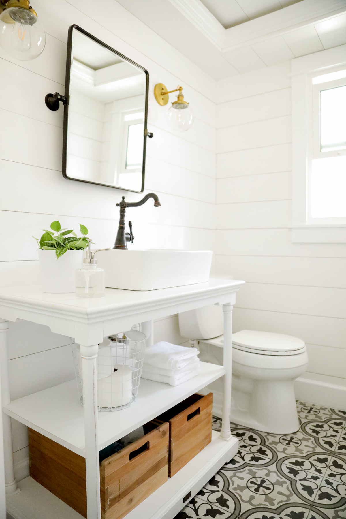 How to Make The Best Non-Toxic Natural Bathroom Cleaners